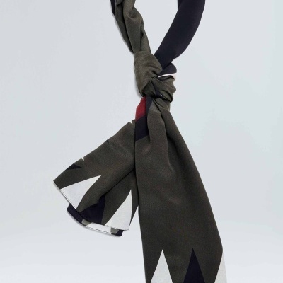 Lenço com padrão geométrico em preto, verde-escuro, branco e vermelho