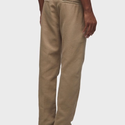 Calças castanhas texturizadas vistas de costas