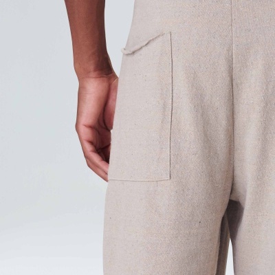 Calças bege claro com bolso lateral em tecido suave