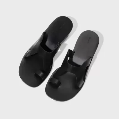 Sandálias pretas de tiras em forma de H com polegar separado