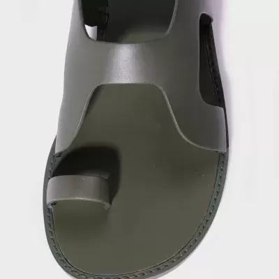 Sandália verde-oliva em couro com tira para o dedo
