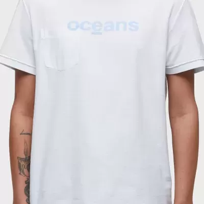 T-shirt branca com bolso e texto azul 'oceans'