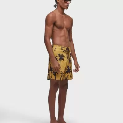 Fato de banho masculino amarelo com padrão de palmeiras pretas