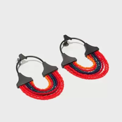 Brincos coloridos com contas em forma semicircular e fecho dourado-escuro