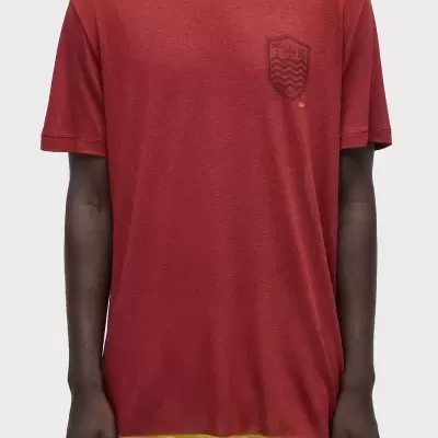 T-shirt vermelha de manga curta com emblema no peito