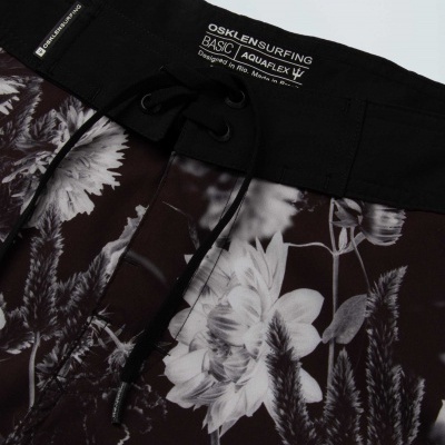 Calções de banho OSKLENSURFING com padrão floral preto e branco e cintura preta com cordão