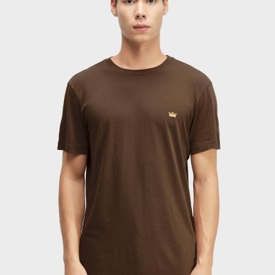 T-shirt castanha com logótipo dourado de coroa no peito