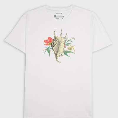 T-shirt branca com estampa de concha marinha e flores coloridas