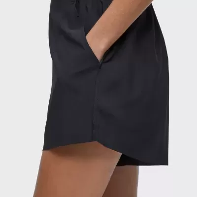 Shorts pretos femininos com cintura elástica e bolsos laterais