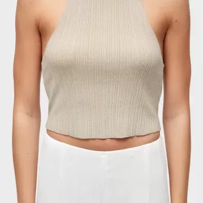 Top cropped bege em malha canelada com gola redonda