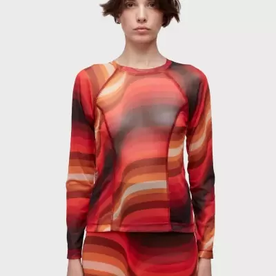 Conjunto de blusa e saia com padrão ondulado em tons quentes