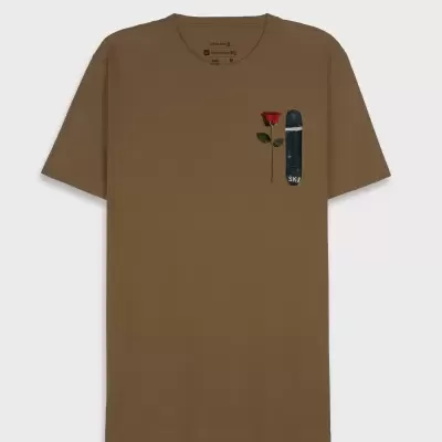T-shirt castanha com estampa de rosa vermelha e skate preto