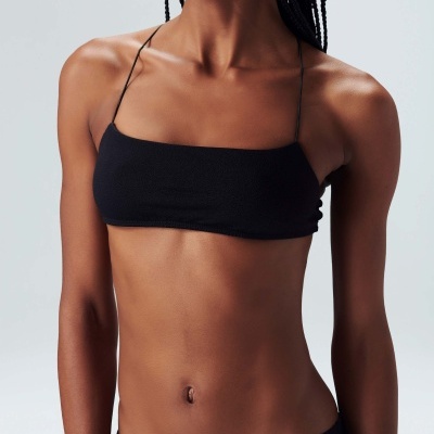 Biquíni feminino preto com top bandeau e alças finas