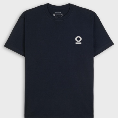 T-shirt preta com símbolo branco no peito