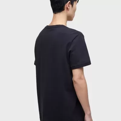 Camiseta preta básica de manga curta vista por trás em fundo branco