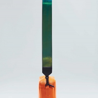 Bolsa laranja com alça larga azul e verde