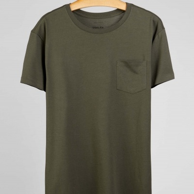 T-shirt verde-oliva com bolso pendurada em cabide de madeira