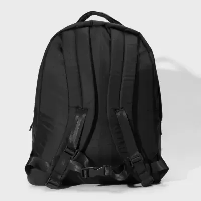 Mochila preta vista de trás com alças acolchoadas e fecho ajustável