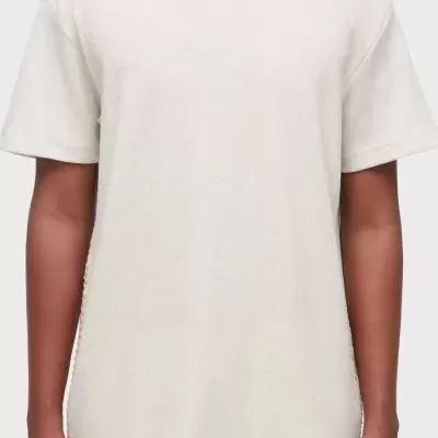 T-shirt bege clara de malha fina com manga curta e gola redonda