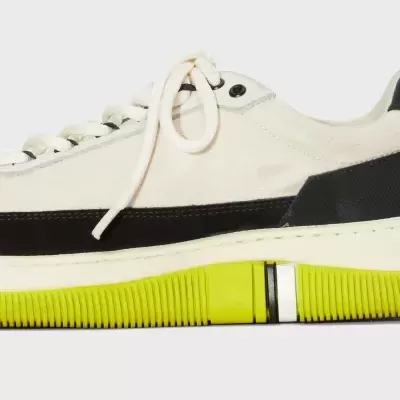 Ténis branco e preto com sola verde fluorescente