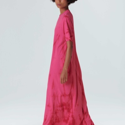 Mulher a usar vestido longo rosa tie-dye de mangas curtas