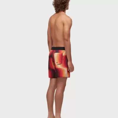 Calções de banho masculinos ondulados vermelhos e laranja vistos de costas
