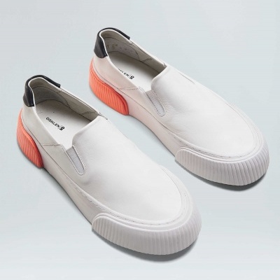 Sapatos slip-on brancos com sola e salto laranja e detalhe preto