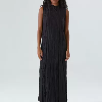 Vestido preto longo sem mangas com textura franzida.