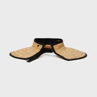 Viseira de palha com acabamento preto e fecho ajustável sobre fundo cinzento