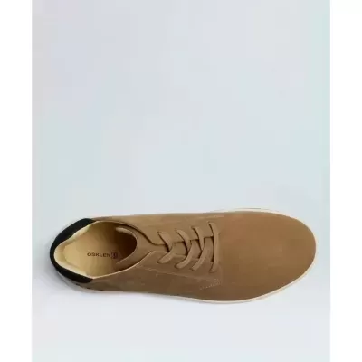 Ténis castanhos de camurça com sola clara e detalhe preto na parte traseira visto de cima