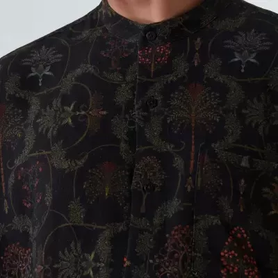 Camisa masculina preta com padrão floral em verde e vermelho e gola mandarim