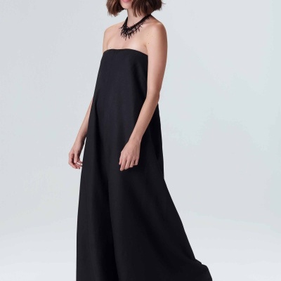 Vestido longo preto sem alças, corte amplo, tecido liso, modelo feminina.