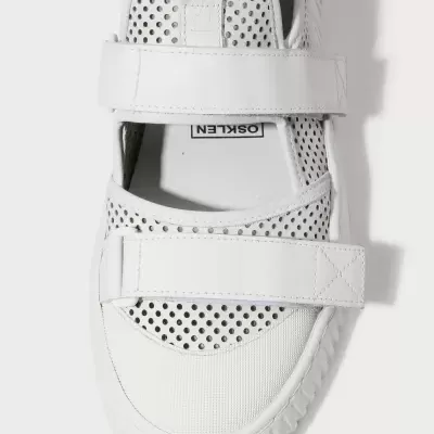 Sandália branca com tiras ajustáveis e padrão perfurado