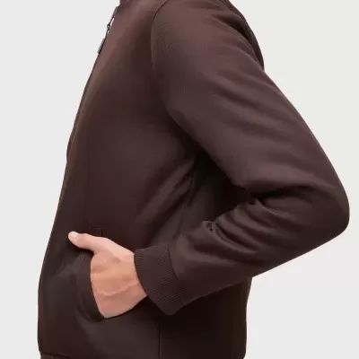 Casaco tipo bomber castanho com punhos e gola em malha canelada