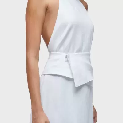 Vestido branco sem mangas com gola alta e cinto largo na cintura