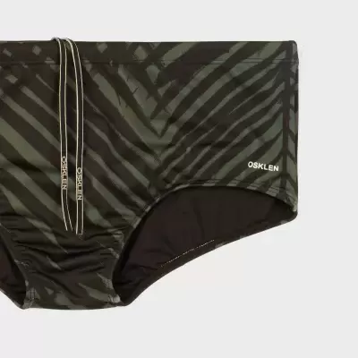 Cueca de banho preta com riscas verdes e cordão com texto OSKLEN