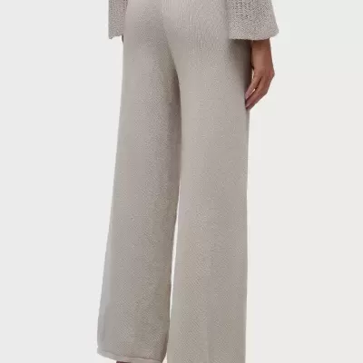 Calças e parte de cima castanho-claro de malha com sapatos padrão pele de animal