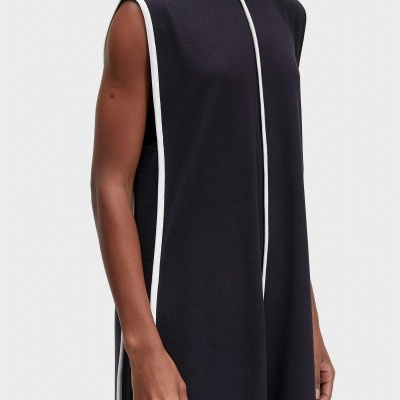 Vestido preto sem mangas com detalhes brancos e gola alta