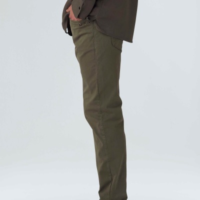 Calças masculinas verdes e camisa castanha vista lateral