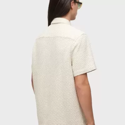 Homem de costas com camisa e calções bege texturizados 3D.