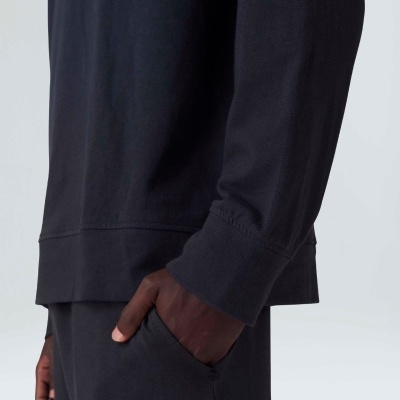 Roupa preta com casaco de manga comprida e calças com bolso