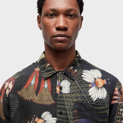 Camisa escura com padrão floral colorido e gola clássica