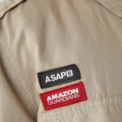 Abrigo bege com patches bordadas ASAPE e AMAZON GUARDIANS.
