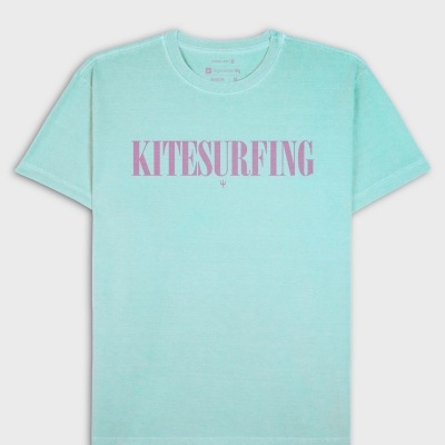 T-shirt azul claro com texto lilás KITESURFING e símbolo pequeno