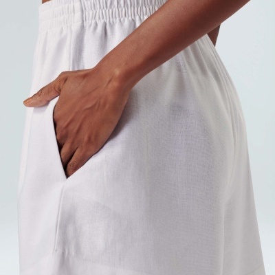 Calções brancos com bolso e cintura elástica