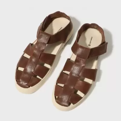 Sandálias de couro castanho com sola branca