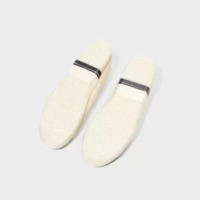 Sola branca texturada de sapatos com faixa preta