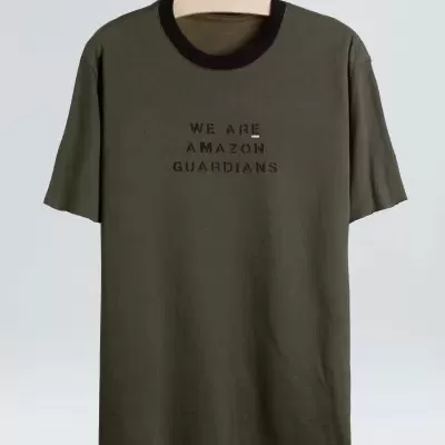 T-shirt verde-oliva com gola preta e texto WE ARE AMAZON GUARDIANS