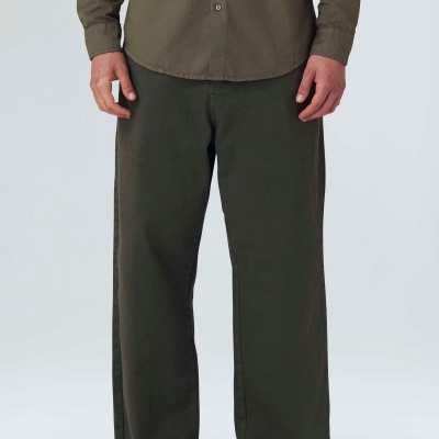 Calças largas verde escuro com bainha desfiada e camisa verde oliva