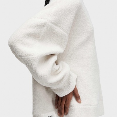 Casaco branco fleece com etiqueta OSKLEN Rio de Janeiro Brazil em fundo branco